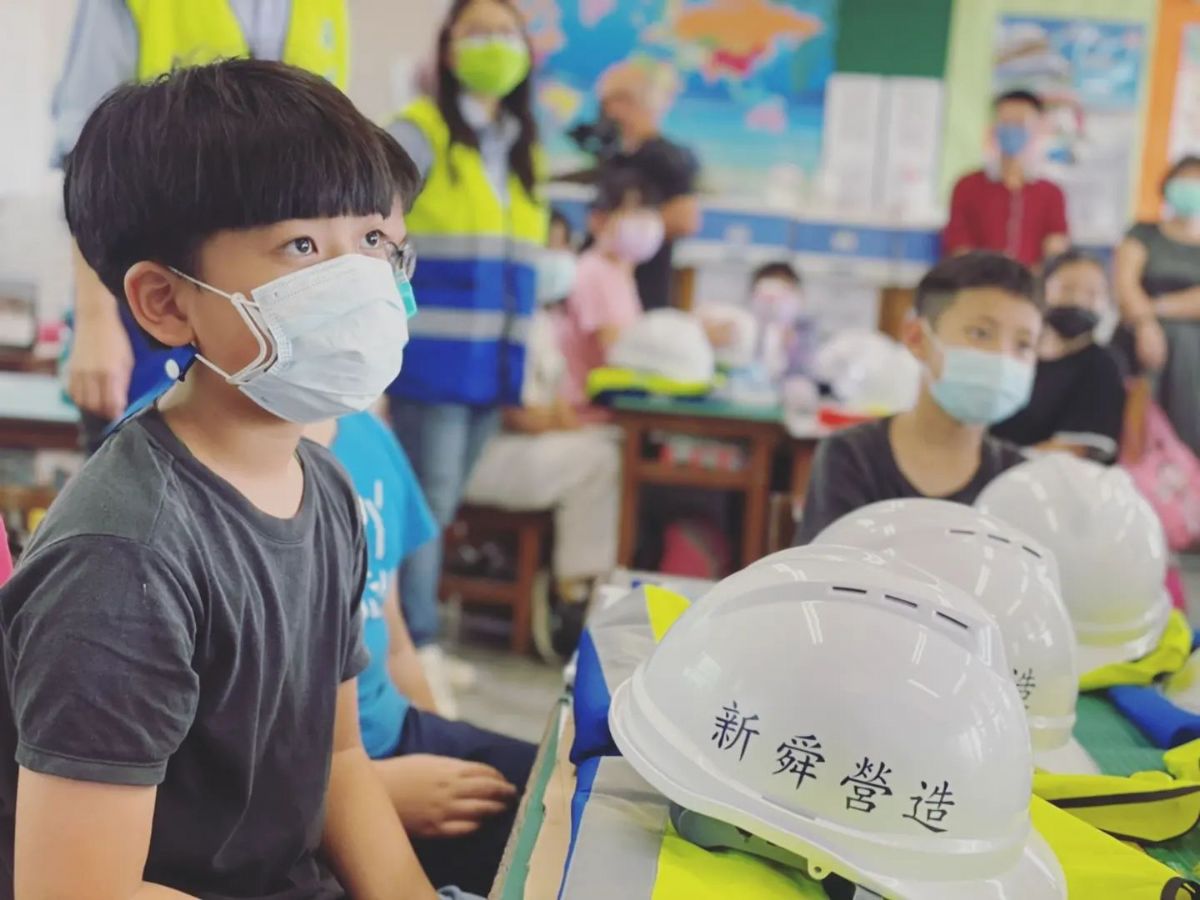 學生專注聽工程師講解課程