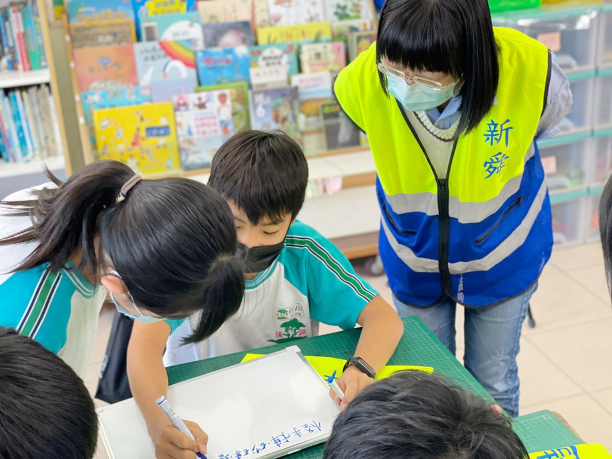 資深工程師與學生交流互動