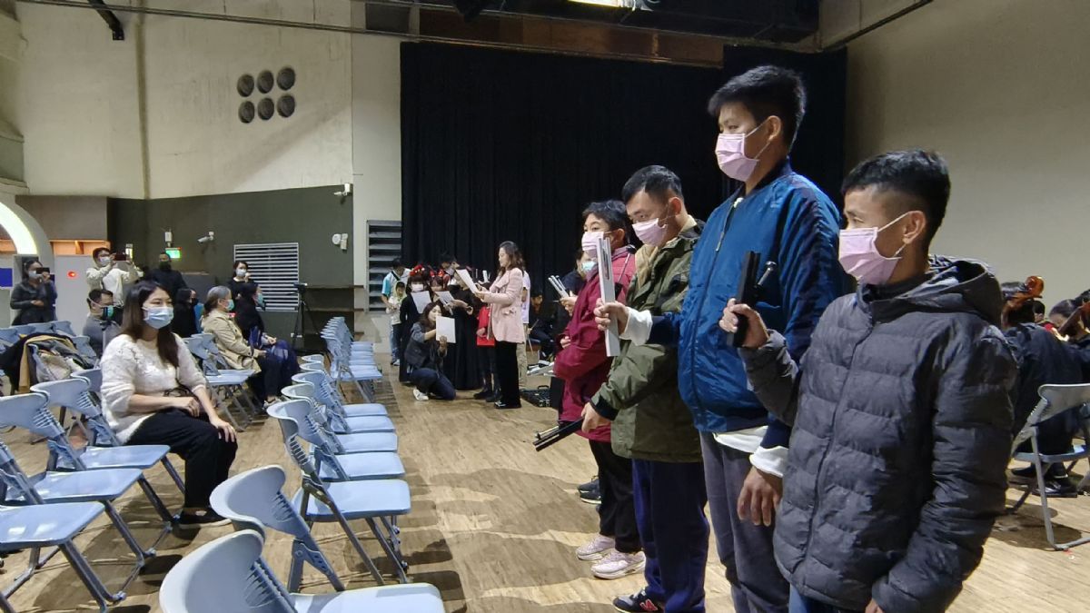 大家都很投入地玩音樂