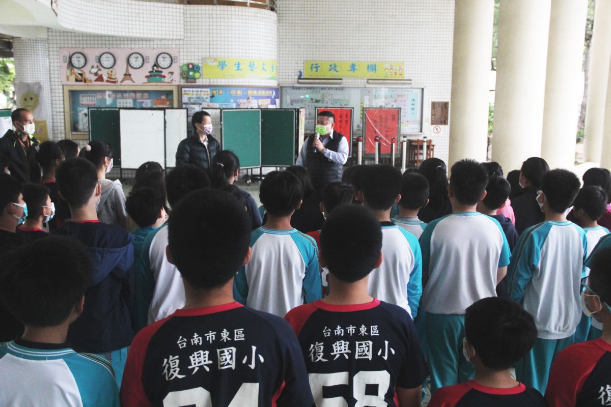 董事長勉勵籃球隊學童