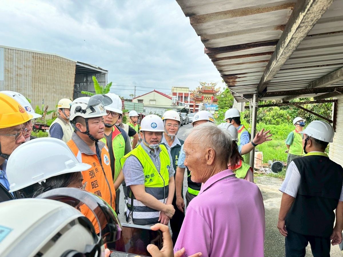 與民眾說明石棉瓦危害如何防護